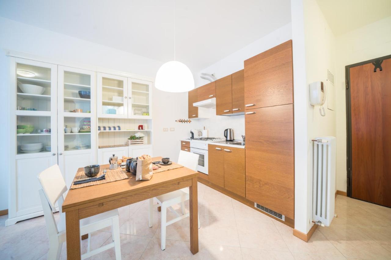 Gardappartamenti Garibaldi City Centre Десенцано дел Гарда Екстериор снимка