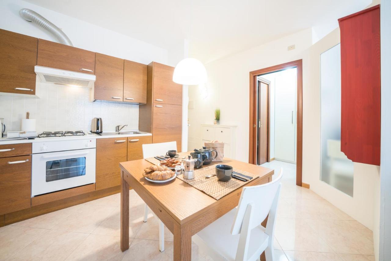Gardappartamenti Garibaldi City Centre Десенцано дел Гарда Екстериор снимка