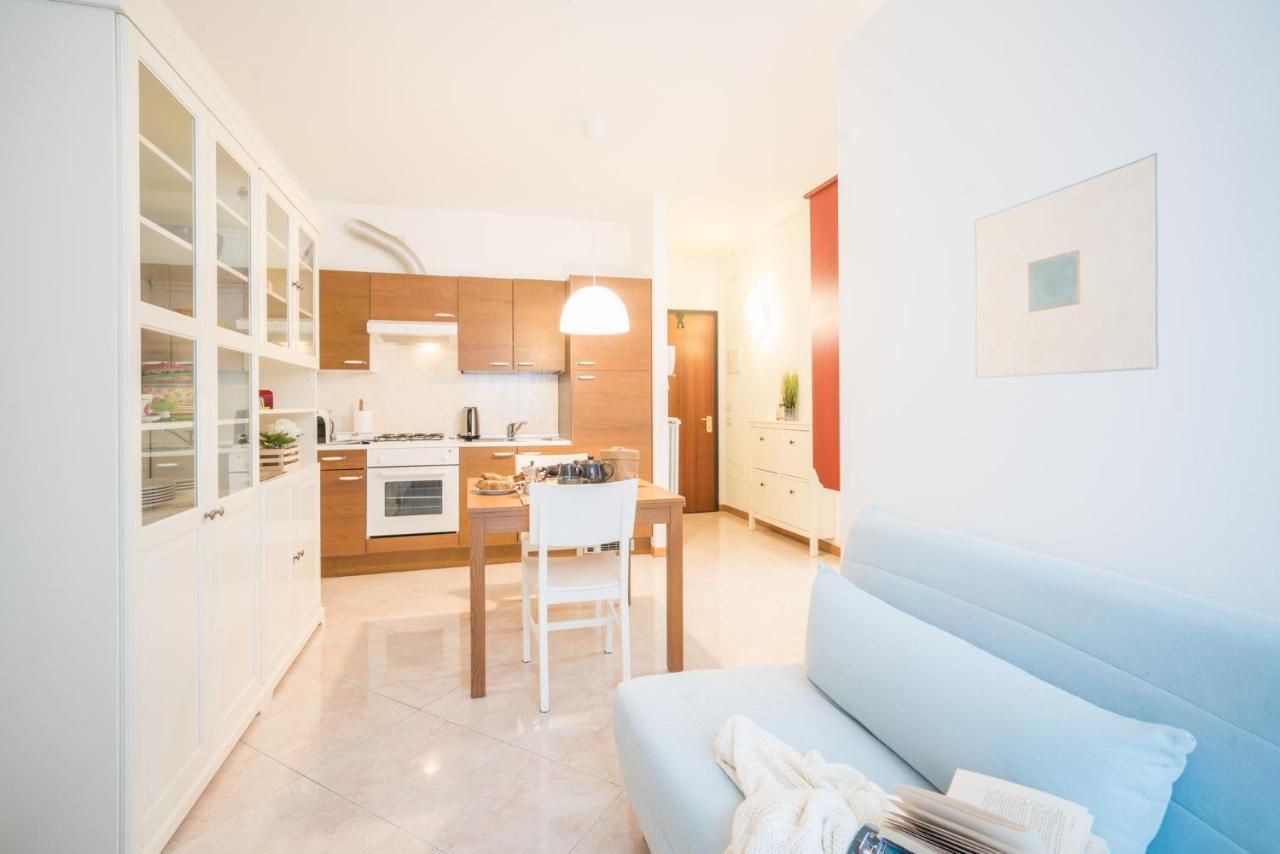 Gardappartamenti Garibaldi City Centre Десенцано дел Гарда Екстериор снимка