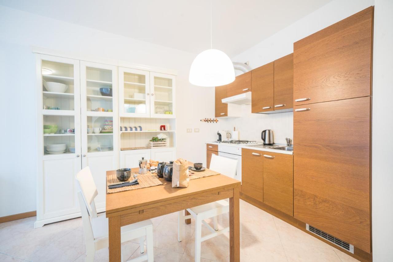 Gardappartamenti Garibaldi City Centre Десенцано дел Гарда Екстериор снимка